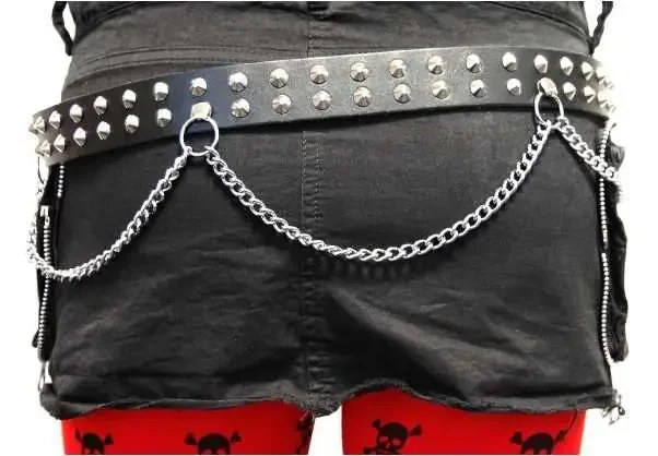 Ledergürtel mit zwei Reihen Spitznieten und Kette