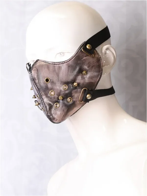 Maske mit Nieten