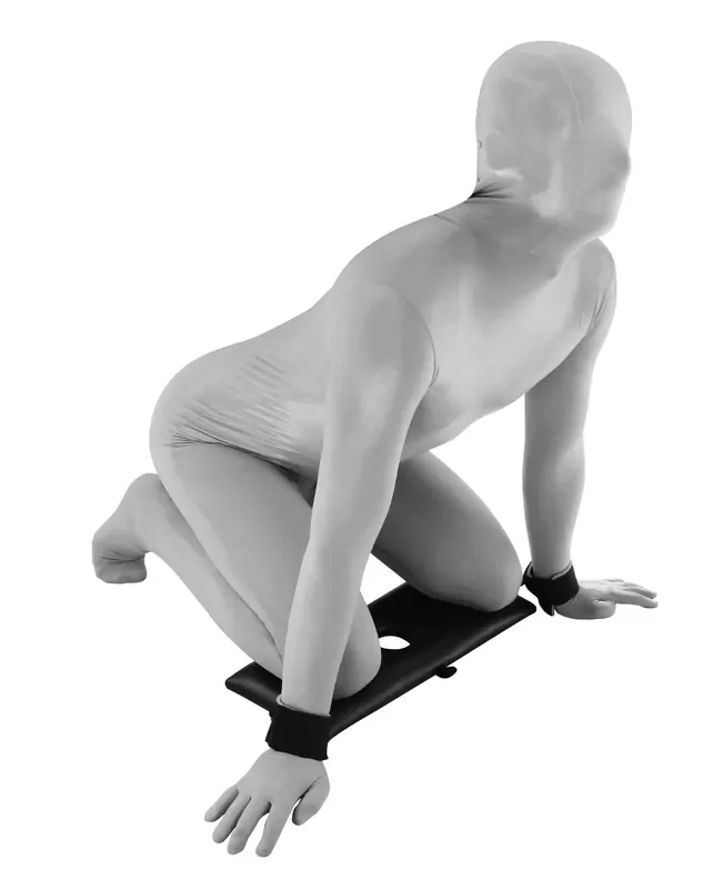 Penis- und Hodenpranger mit Handfesseln