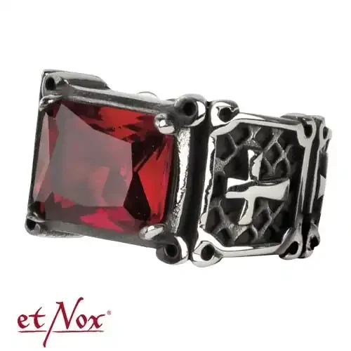 Ring mit Kreuz und Stein