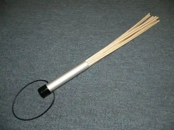 Rohrstockpeitsche mit Metallgriff