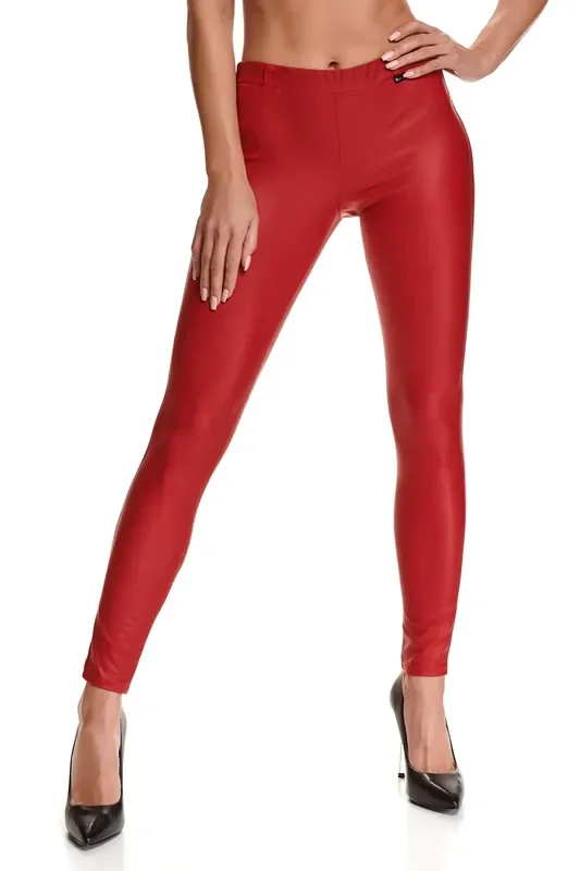 rote Leggings in Lederoptik mit schwarzen gekreuzten Gürtelschlaufen hinten