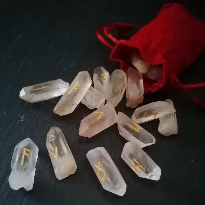 Runenset aus Quarzkristall-Spitzen