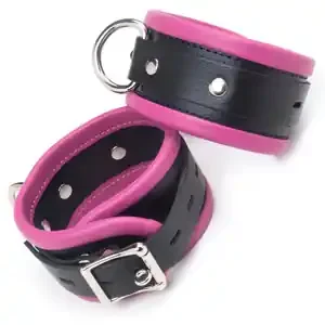 Schwarz/Rosa Fußfesseln