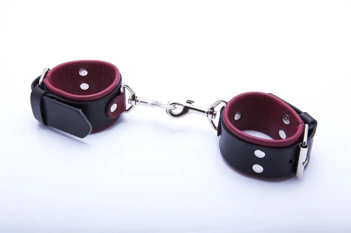 Schwarz-Rote Handschellen mit Karabinerhaken