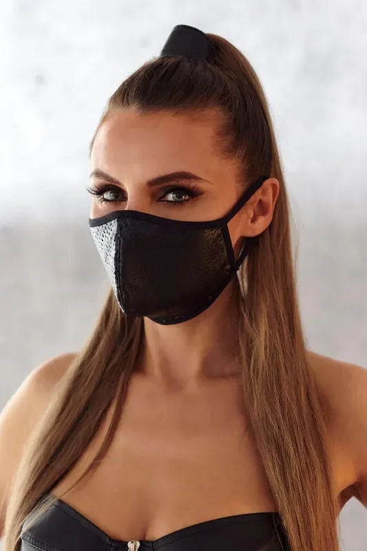 schwarze Gesichtsmaske aus Kunstleder mit Perforation im Schuppenmuster