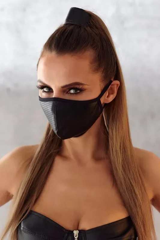 schwarze Gesichtsmaske aus Kunstleder mit Perforation