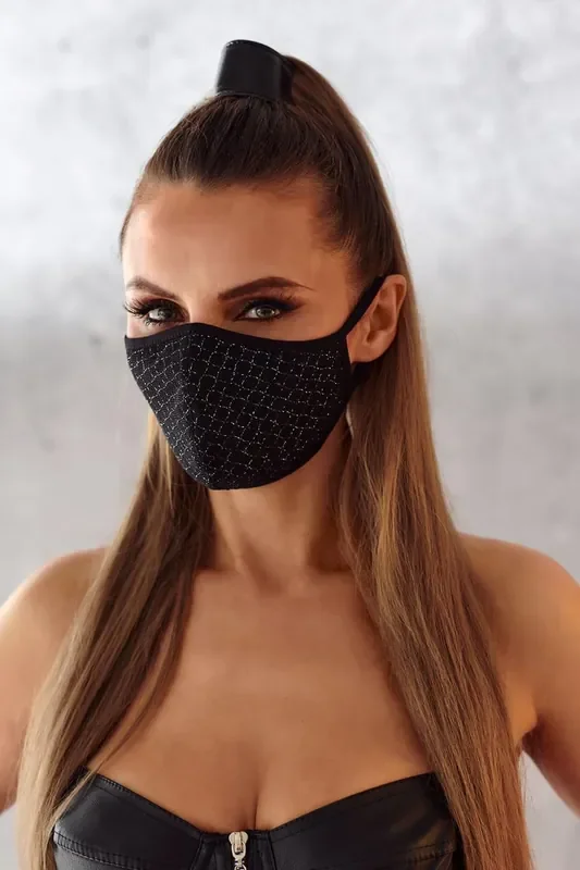 schwarze Gesichtsmaske mit silbernen Fäden