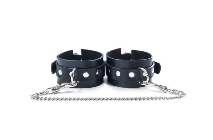 Schwarze Handschellen mit Kette