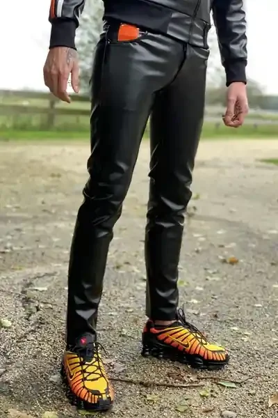 Schwarze Hose