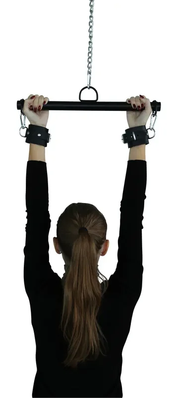 Spreizstange mit hängenden Fesseln und Kette