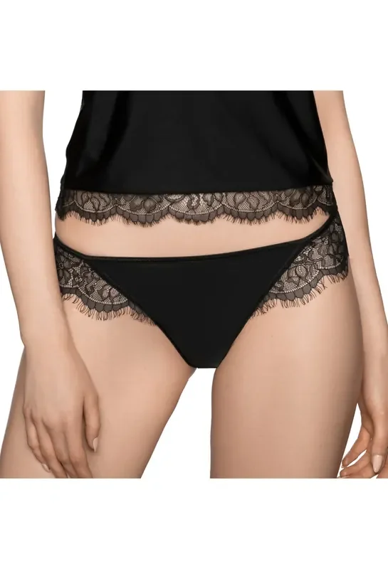 String mit Spitzenverzierung