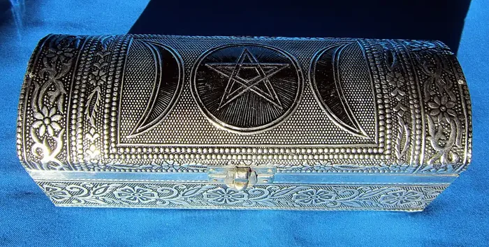 Truhe Pentagramm mit ‘Triple Moon‘, Metall