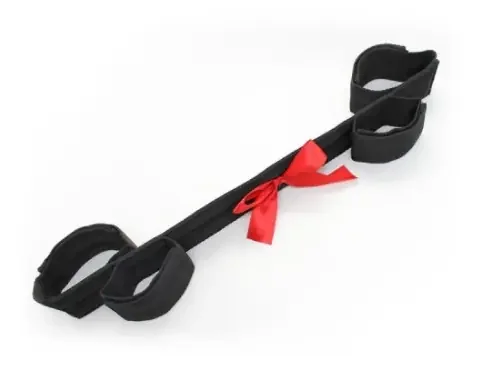 Verbundene Hand- und Fußfesseln aus Stoff mit Schleife