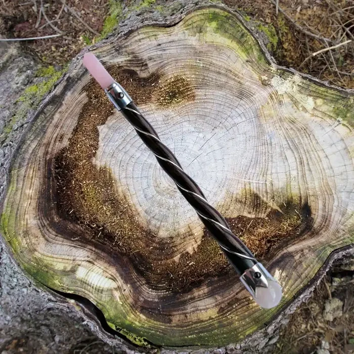 Zauberstab aus Rosenholz mit Rosenquarz